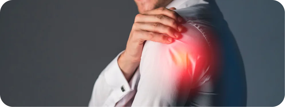 Man holding shoulder in pain with highlighted inflammation, illustrating symptoms of a shoulder labral tear